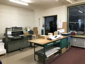Weiterverarbeitung, Druckerei Erdei mit Schneidemaschine